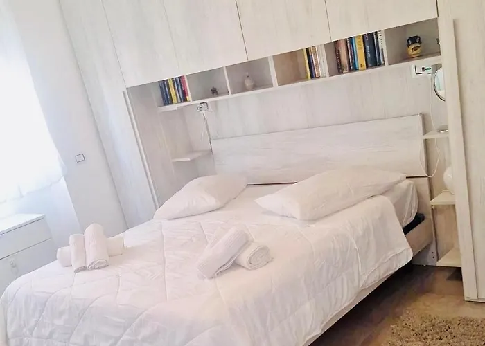 Tolstoi 83 Apartment